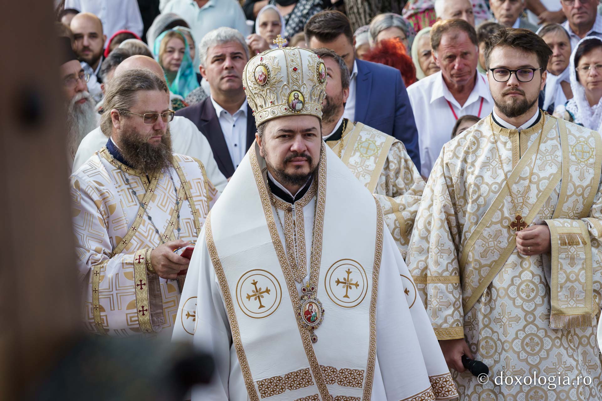 Biserica „Sfântul Ioan Botezătorul” din Piatra Neamț a fost îmbrăcată în veșmânt de har. Trei ierarhi au participat la resfințirea sfântului lăcaș