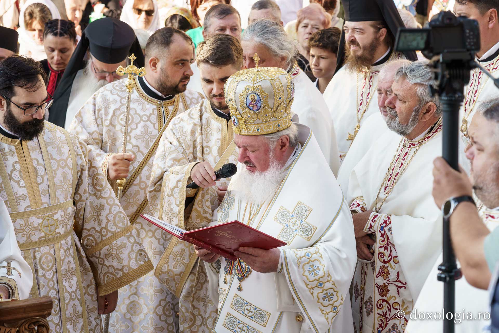 Biserica „Sfântul Ioan Botezătorul” din Piatra Neamț a fost îmbrăcată în veșmânt de har. Trei ierarhi au participat la resfințirea sfântului lăcaș