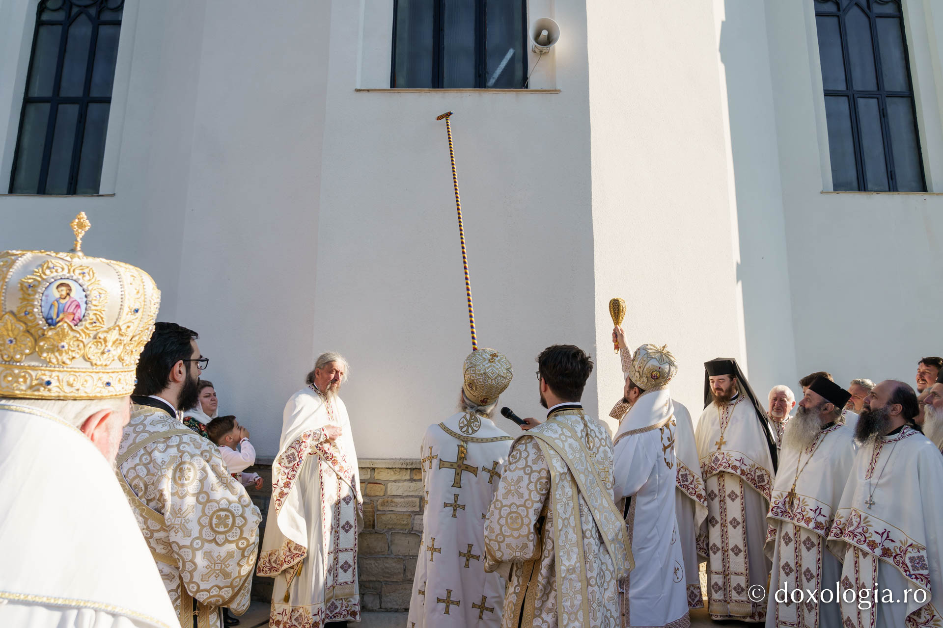 Biserica „Sfântul Ioan Botezătorul” din Piatra Neamț a fost îmbrăcată în veșmânt de har. Trei ierarhi au participat la resfințirea sfântului lăcaș