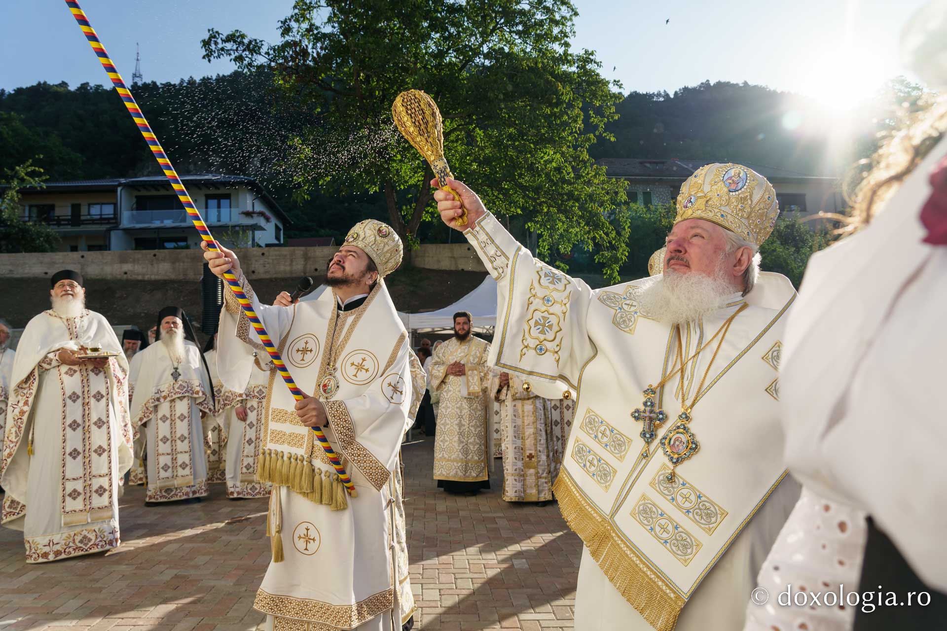 Biserica „Sfântul Ioan Botezătorul” din Piatra Neamț a fost îmbrăcată în veșmânt de har. Trei ierarhi au participat la resfințirea sfântului lăcaș