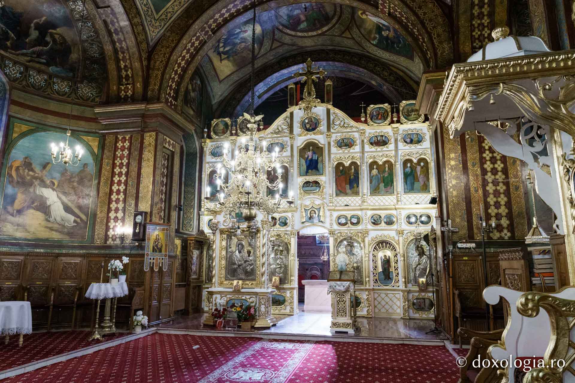 Biserica „Sfântul Ioan Botezătorul” din Piatra Neamț a fost îmbrăcată în veșmânt de har. Trei ierarhi au participat la resfințirea sfântului lăcaș