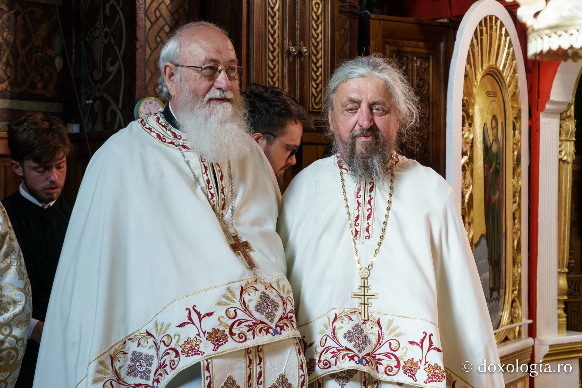 Biserica „Sfântul Ioan Botezătorul” din Piatra Neamț a fost îmbrăcată în veșmânt de har. Trei ierarhi au participat la resfințirea sfântului lăcaș