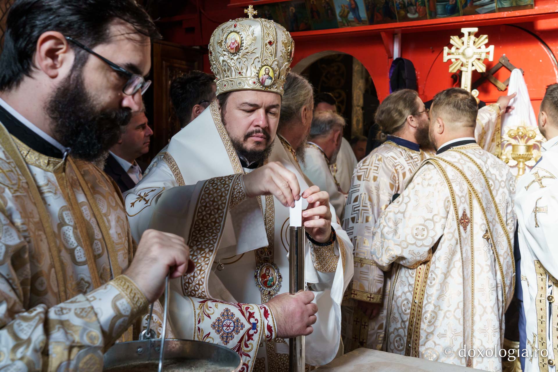 Biserica „Sfântul Ioan Botezătorul” din Piatra Neamț a fost îmbrăcată în veșmânt de har. Trei ierarhi au participat la resfințirea sfântului lăcaș