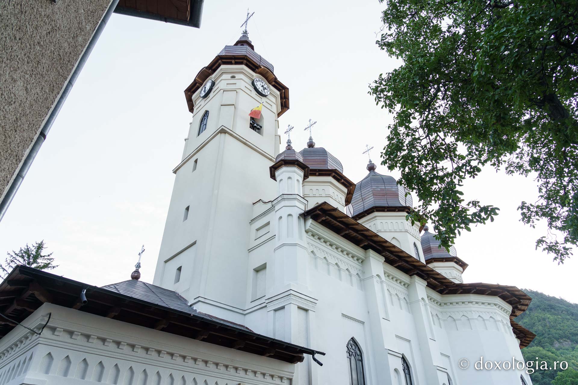 Biserica „Sfântul Ioan Botezătorul” din Piatra Neamț a fost îmbrăcată în veșmânt de har. Trei ierarhi au participat la resfințirea sfântului lăcaș