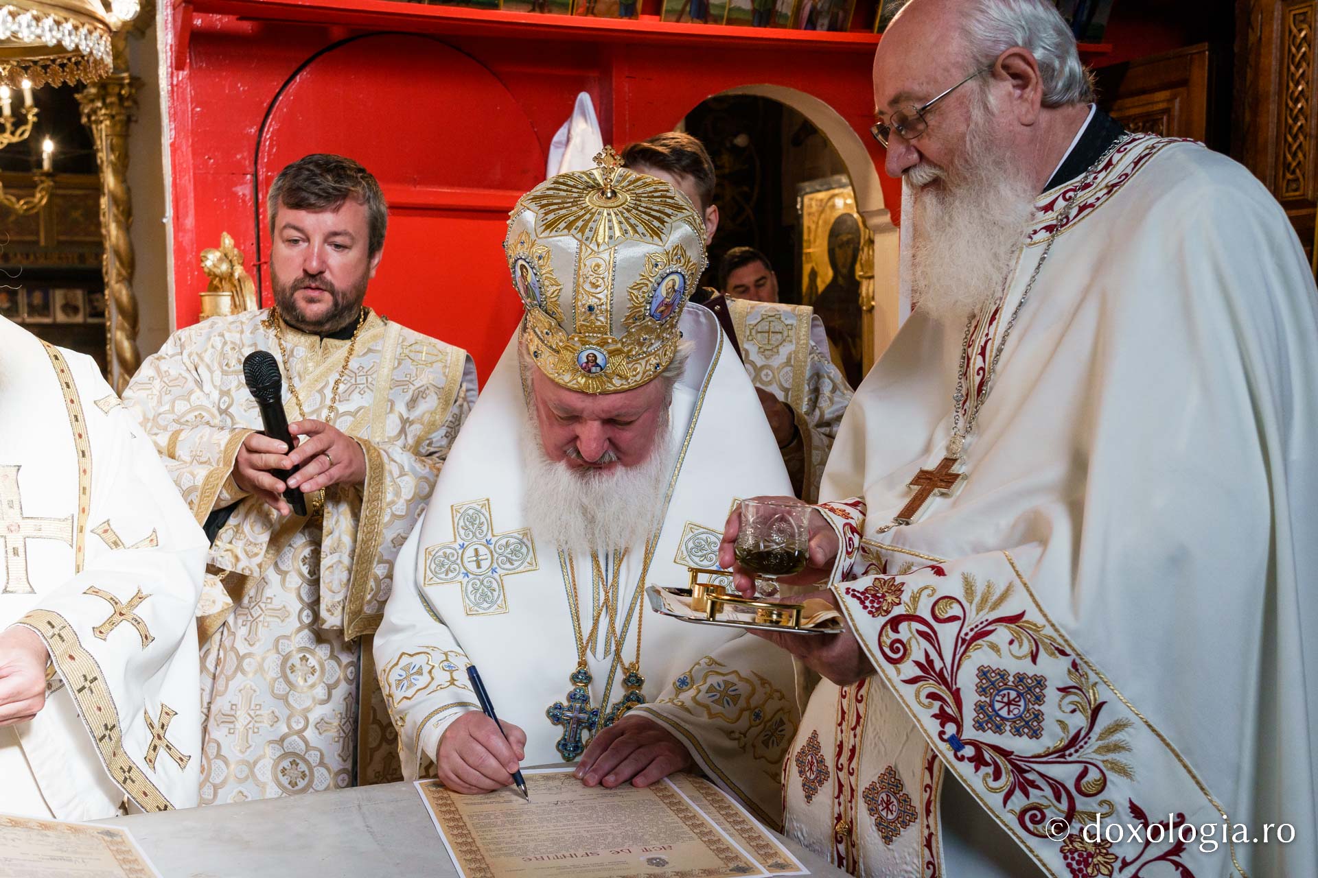 Biserica „Sfântul Ioan Botezătorul” din Piatra Neamț a fost îmbrăcată în veșmânt de har. Trei ierarhi au participat la resfințirea sfântului lăcaș