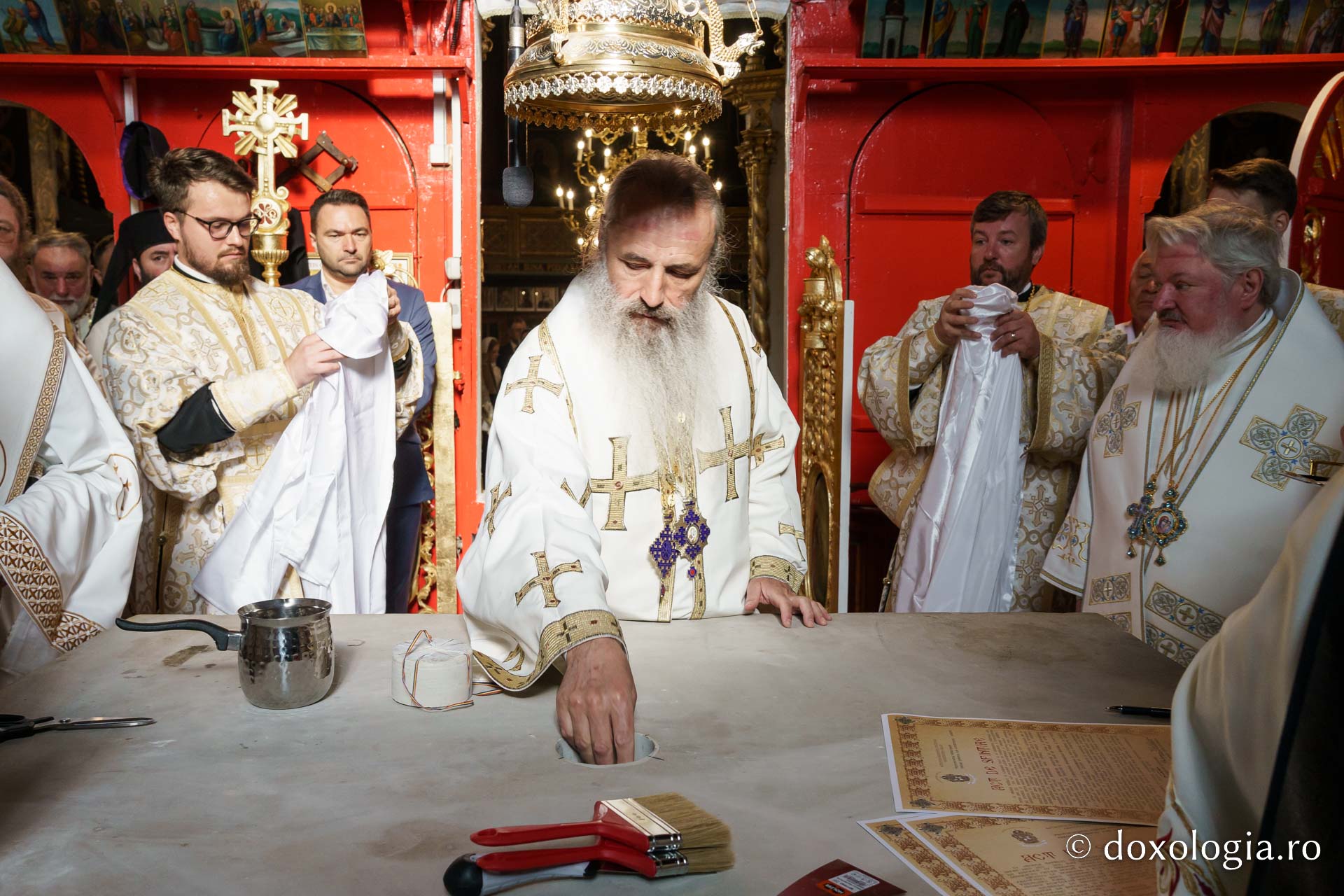Biserica „Sfântul Ioan Botezătorul” din Piatra Neamț a fost îmbrăcată în veșmânt de har. Trei ierarhi au participat la resfințirea sfântului lăcaș