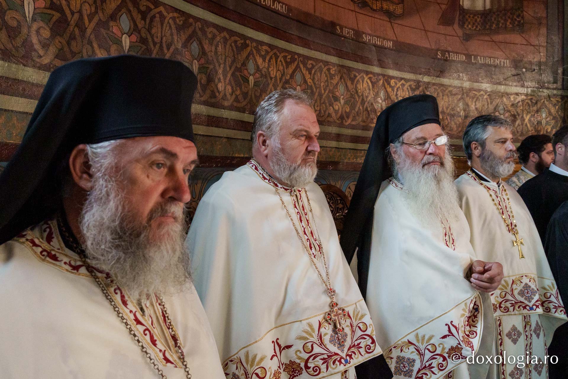 Biserica „Sfântul Ioan Botezătorul” din Piatra Neamț a fost îmbrăcată în veșmânt de har. Trei ierarhi au participat la resfințirea sfântului lăcaș