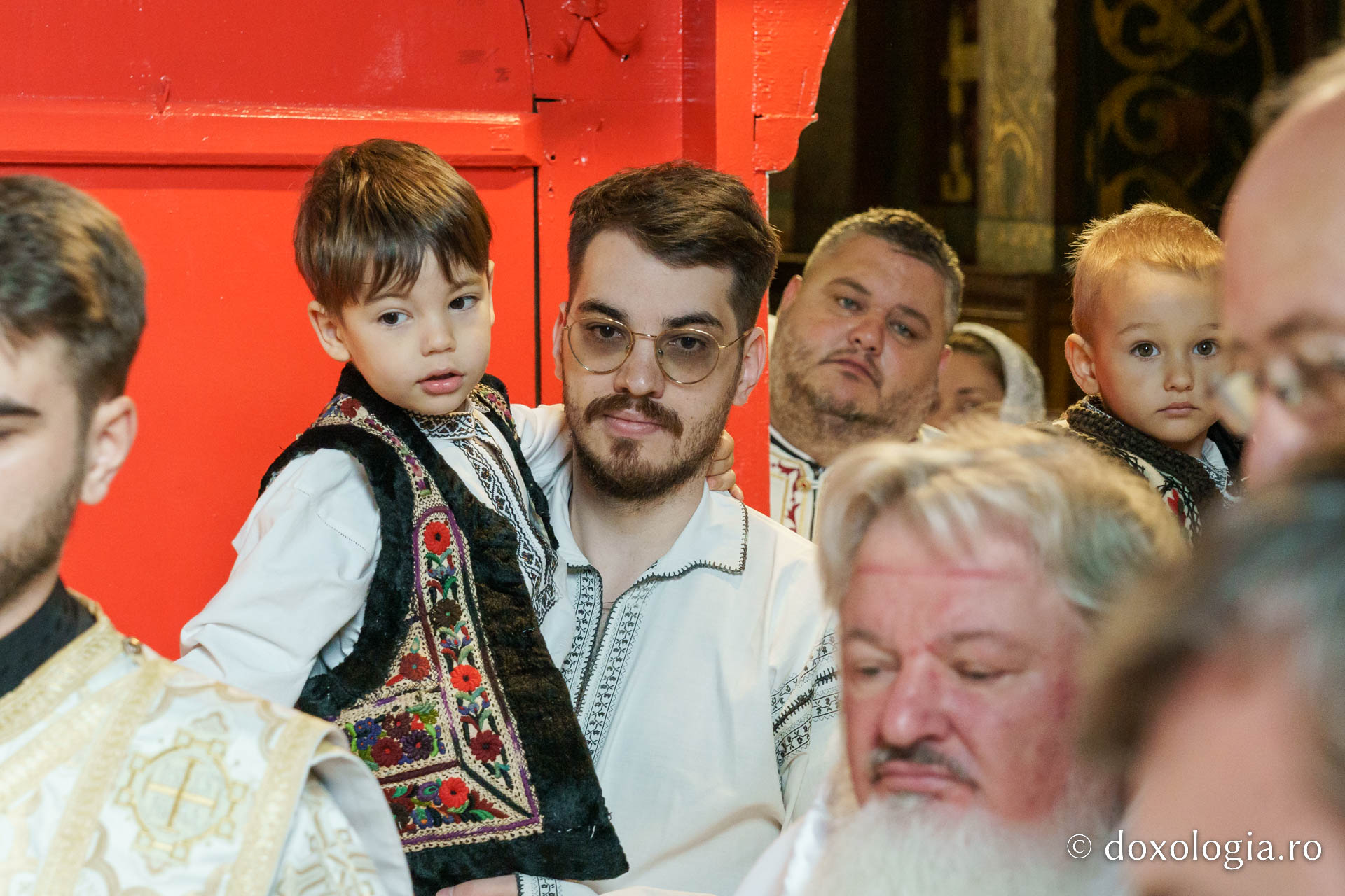 Biserica „Sfântul Ioan Botezătorul” din Piatra Neamț a fost îmbrăcată în veșmânt de har. Trei ierarhi au participat la resfințirea sfântului lăcaș