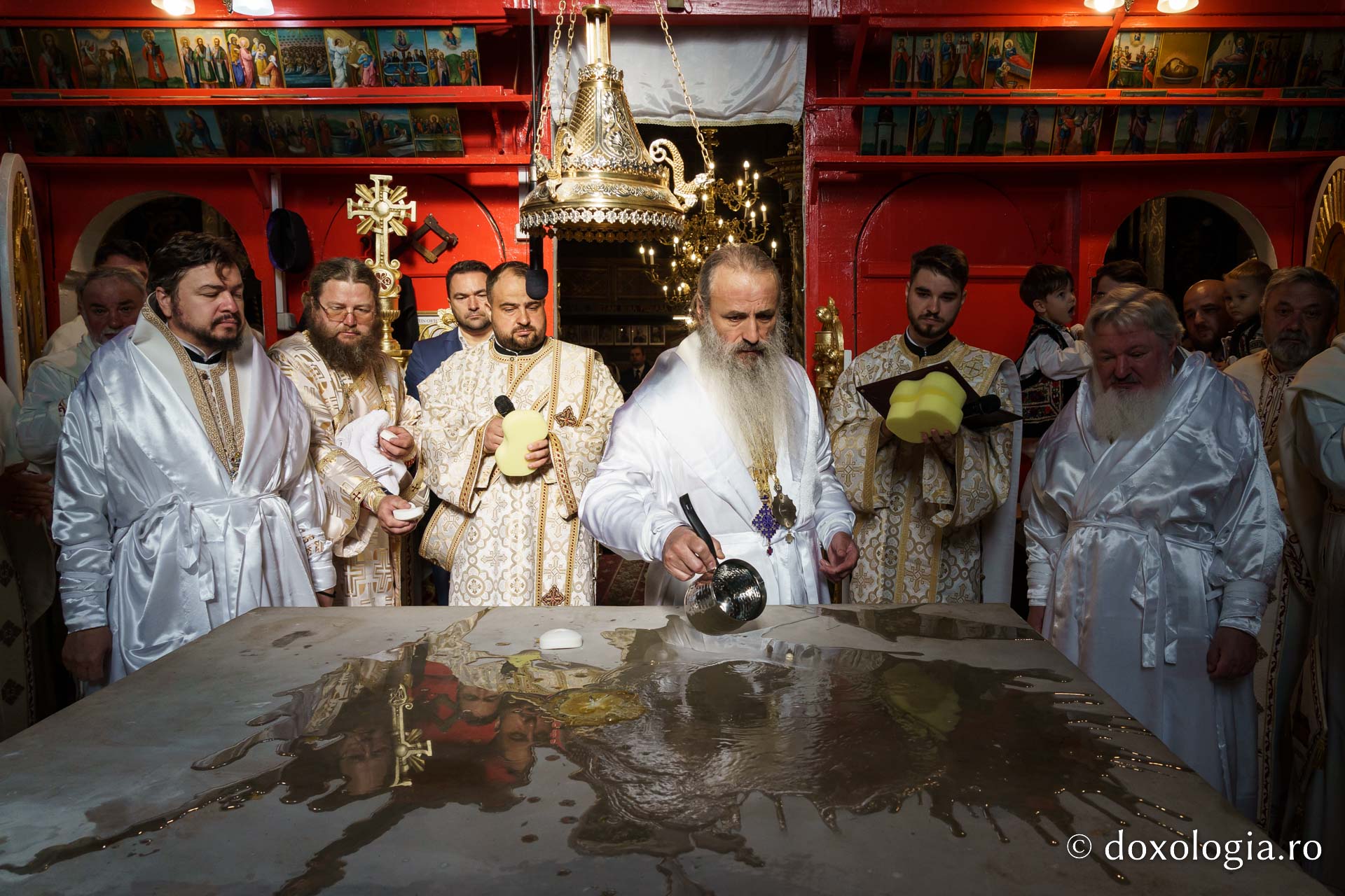 Biserica „Sfântul Ioan Botezătorul” din Piatra Neamț a fost îmbrăcată în veșmânt de har. Trei ierarhi au participat la resfințirea sfântului lăcaș