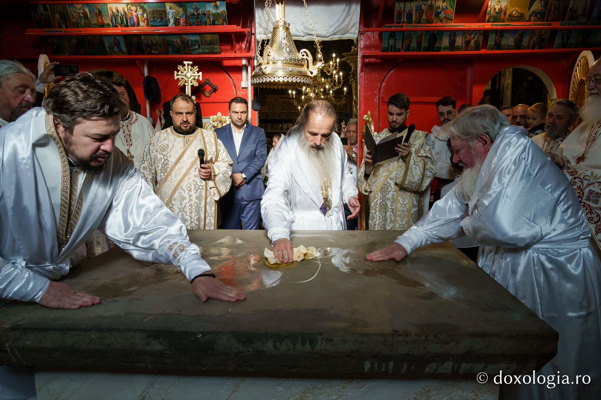 Biserica „Sfântul Ioan Botezătorul” din Piatra Neamț a fost îmbrăcată în veșmânt de har. Trei ierarhi au participat la resfințirea sfântului lăcaș