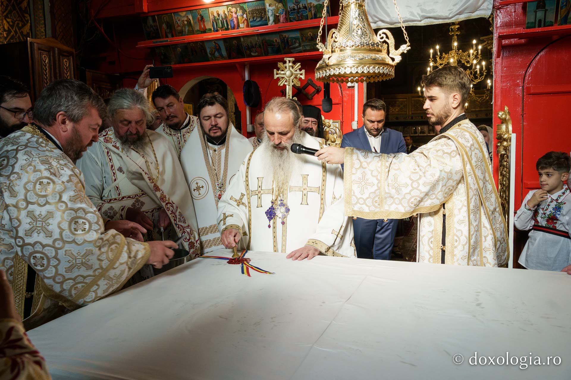 Biserica „Sfântul Ioan Botezătorul” din Piatra Neamț a fost îmbrăcată în veșmânt de har. Trei ierarhi au participat la resfințirea sfântului lăcaș