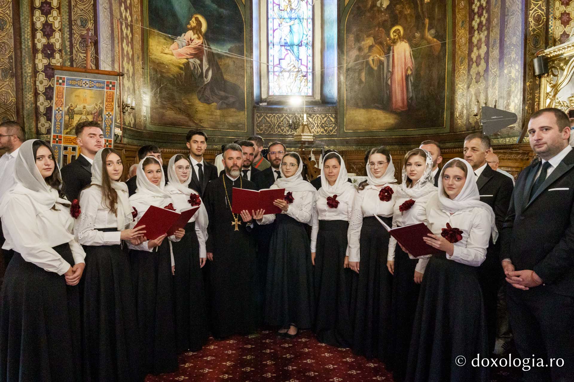 Biserica „Sfântul Ioan Botezătorul” din Piatra Neamț a fost îmbrăcată în veșmânt de har. Trei ierarhi au participat la resfințirea sfântului lăcaș