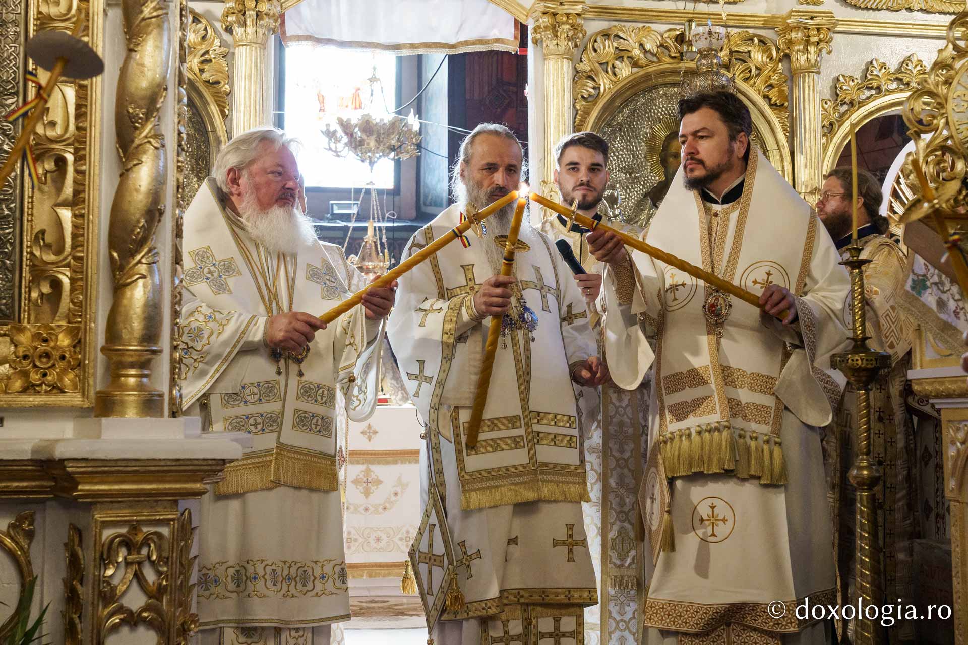 Biserica „Sfântul Ioan Botezătorul” din Piatra Neamț a fost îmbrăcată în veșmânt de har. Trei ierarhi au participat la resfințirea sfântului lăcaș