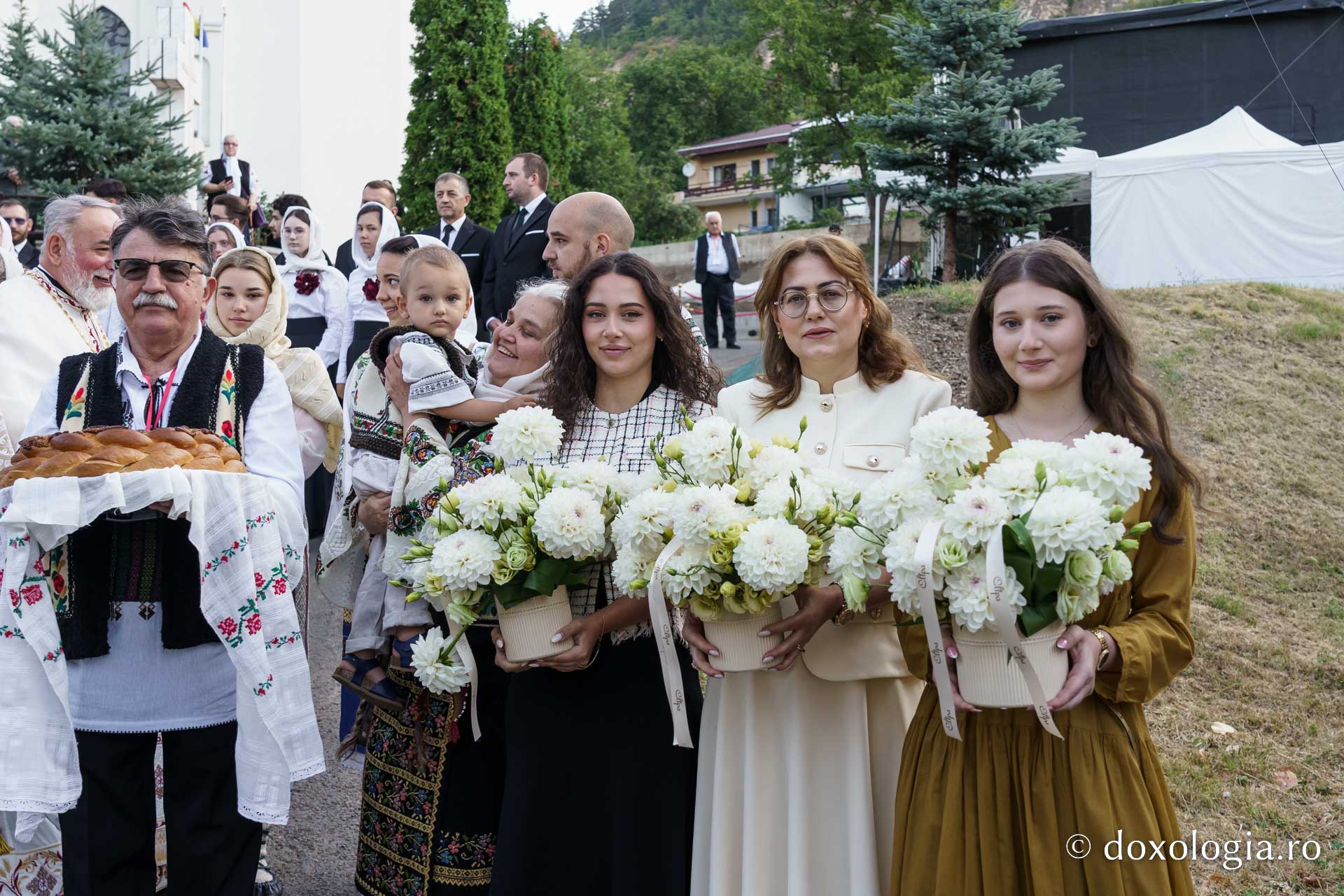 Biserica „Sfântul Ioan Botezătorul” din Piatra Neamț a fost îmbrăcată în veșmânt de har. Trei ierarhi au participat la resfințirea sfântului lăcaș