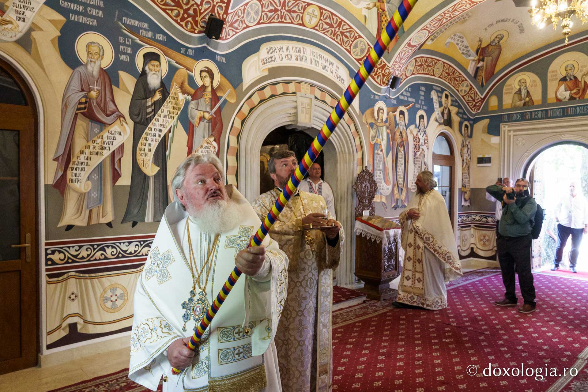 Biserica „Sfântul Ioan Botezătorul” din Piatra Neamț a fost îmbrăcată în veșmânt de har. Trei ierarhi au participat la resfințirea sfântului lăcaș