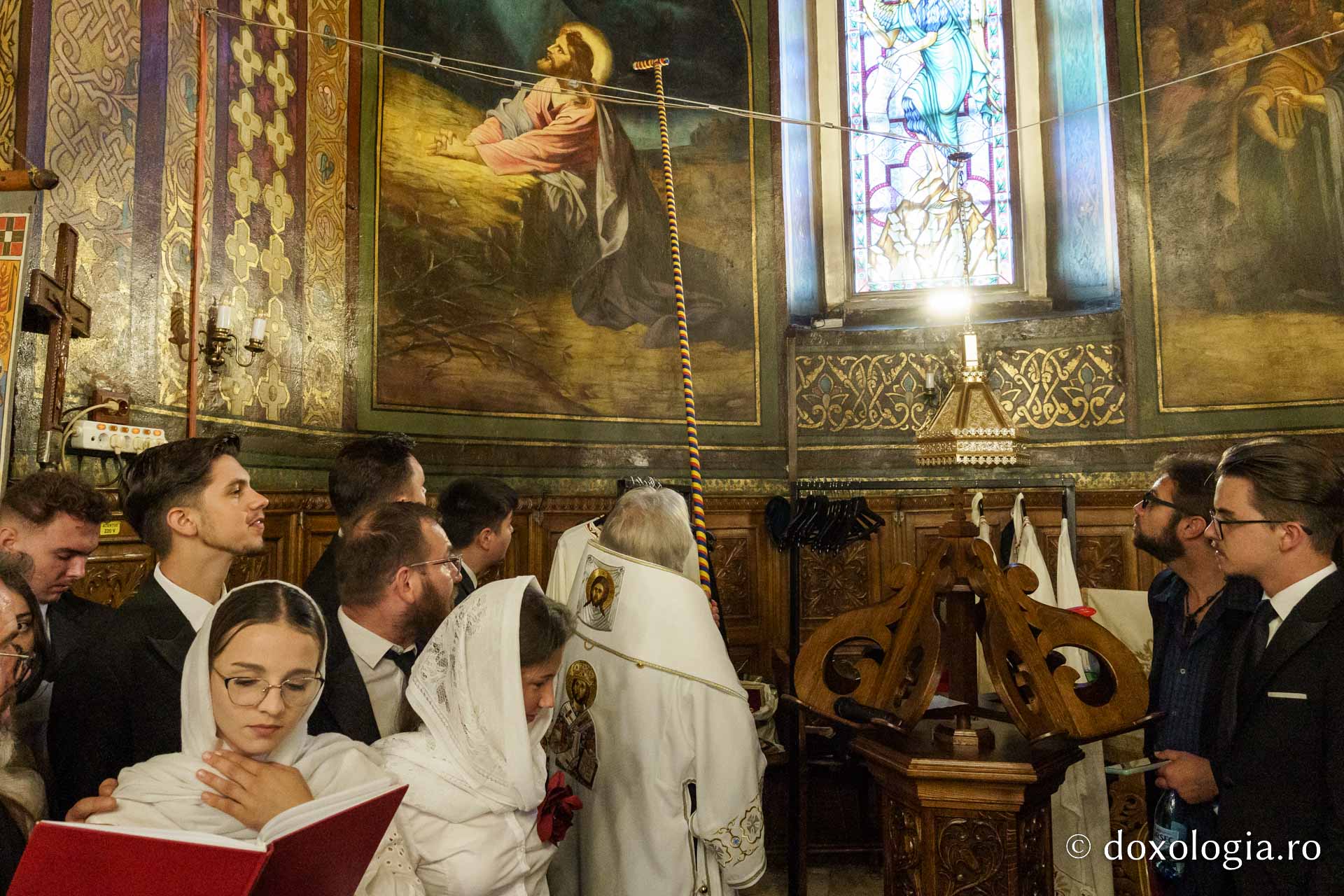 Biserica „Sfântul Ioan Botezătorul” din Piatra Neamț a fost îmbrăcată în veșmânt de har. Trei ierarhi au participat la resfințirea sfântului lăcaș