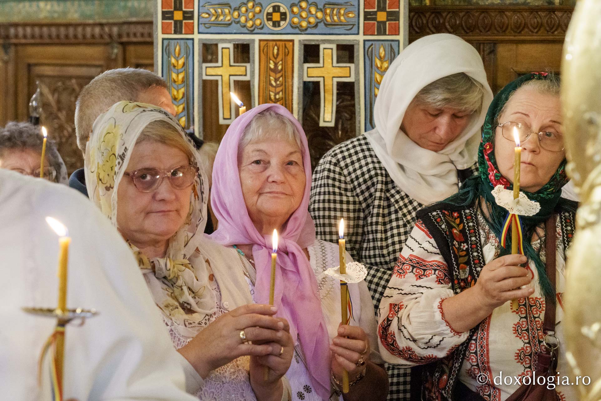 Biserica „Sfântul Ioan Botezătorul” din Piatra Neamț a fost îmbrăcată în veșmânt de har. Trei ierarhi au participat la resfințirea sfântului lăcaș