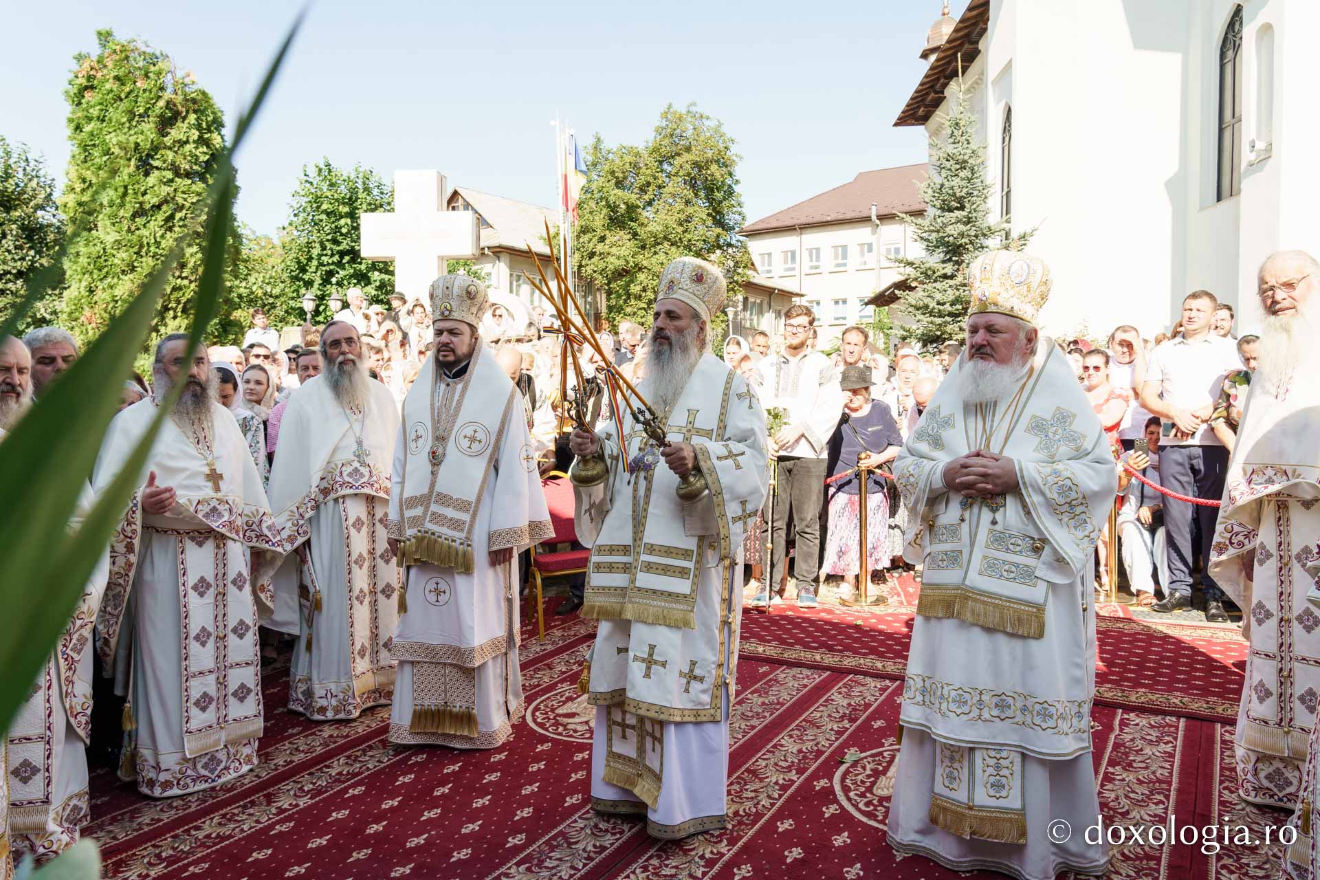 Biserica „Sfântul Ioan Botezătorul” din Piatra Neamț a fost îmbrăcată în veșmânt de har. Trei ierarhi au participat la resfințirea sfântului lăcaș