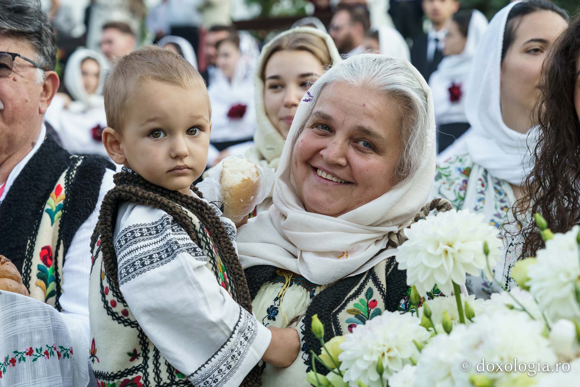 Biserica „Sfântul Ioan Botezătorul” din Piatra Neamț a fost îmbrăcată în veșmânt de har. Trei ierarhi au participat la resfințirea sfântului lăcaș
