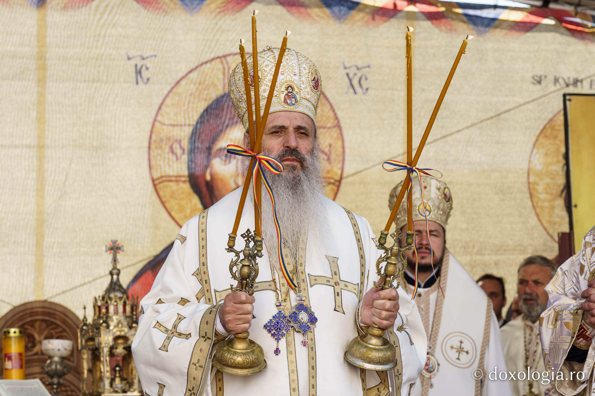 Biserica „Sfântul Ioan Botezătorul” din Piatra Neamț a fost îmbrăcată în veșmânt de har. Trei ierarhi au participat la resfințirea sfântului lăcaș