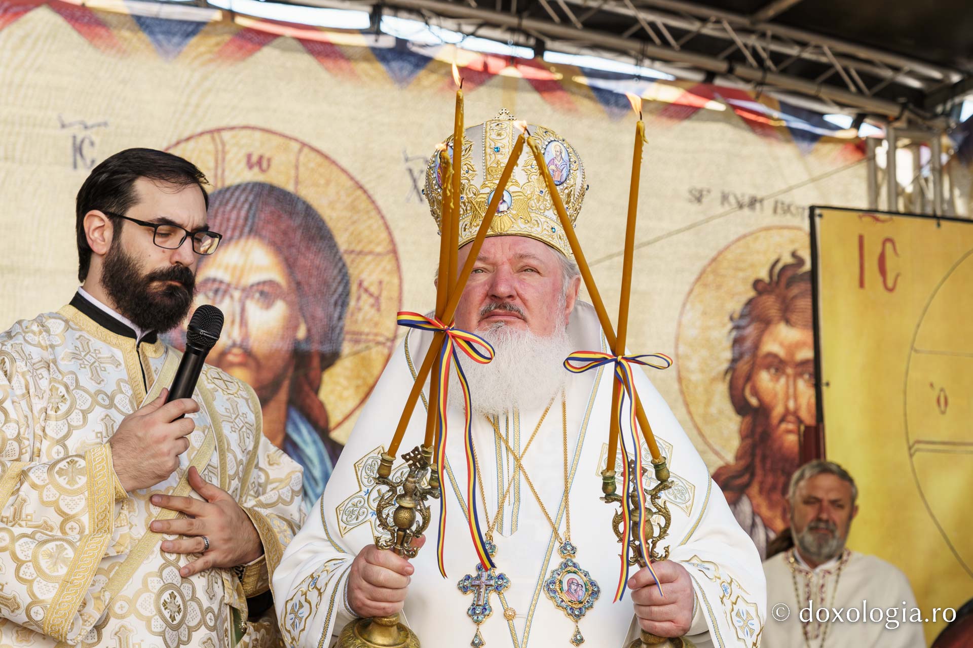 Biserica „Sfântul Ioan Botezătorul” din Piatra Neamț a fost îmbrăcată în veșmânt de har. Trei ierarhi au participat la resfințirea sfântului lăcaș