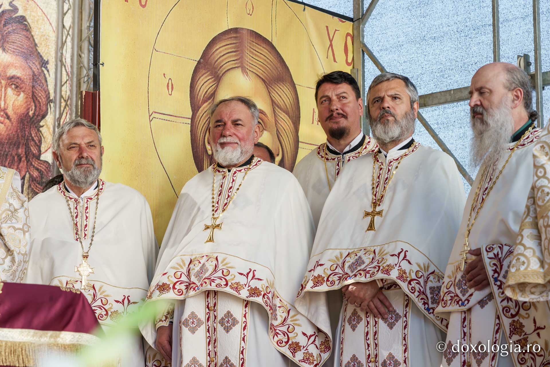 Biserica „Sfântul Ioan Botezătorul” din Piatra Neamț a fost îmbrăcată în veșmânt de har. Trei ierarhi au participat la resfințirea sfântului lăcaș