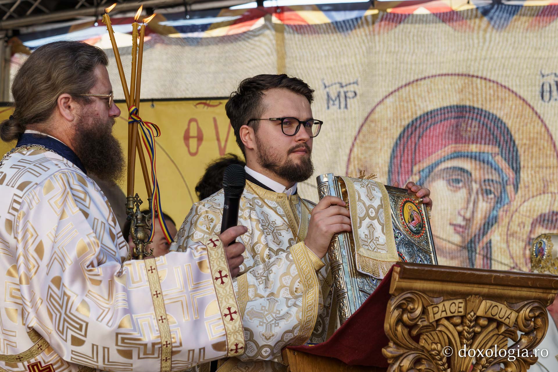 Biserica „Sfântul Ioan Botezătorul” din Piatra Neamț a fost îmbrăcată în veșmânt de har. Trei ierarhi au participat la resfințirea sfântului lăcaș