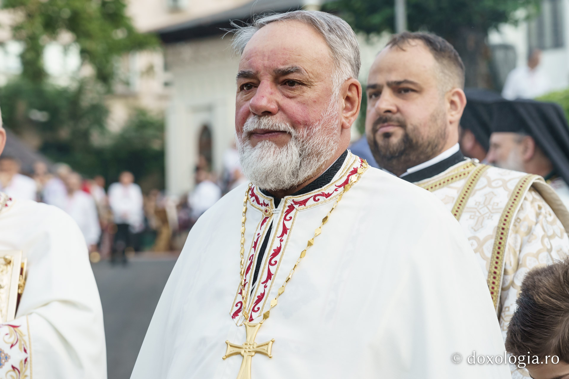 Biserica „Sfântul Ioan Botezătorul” din Piatra Neamț a fost îmbrăcată în veșmânt de har. Trei ierarhi au participat la resfințirea sfântului lăcaș
