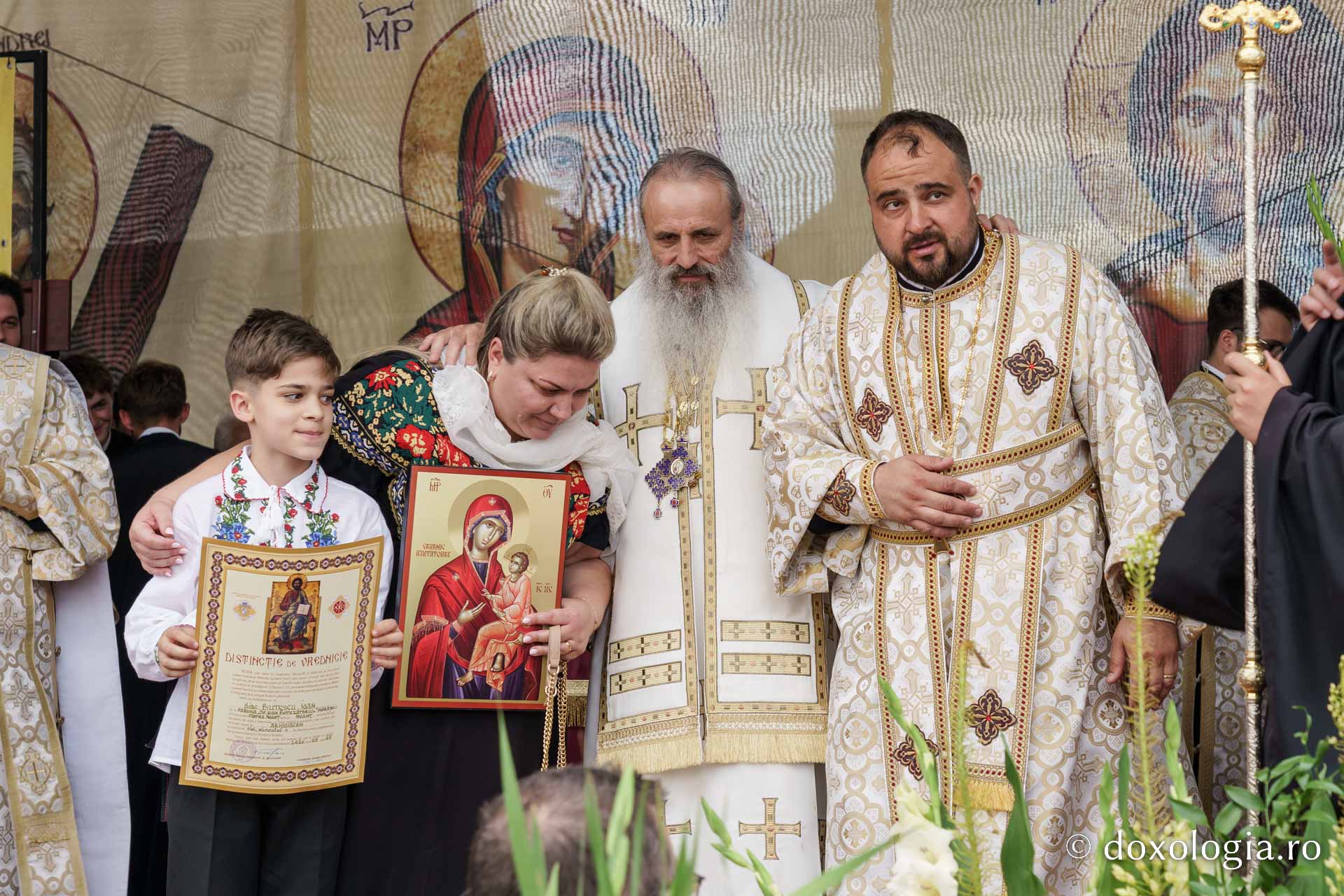 Biserica „Sfântul Ioan Botezătorul” din Piatra Neamț a fost îmbrăcată în veșmânt de har. Trei ierarhi au participat la resfințirea sfântului lăcaș