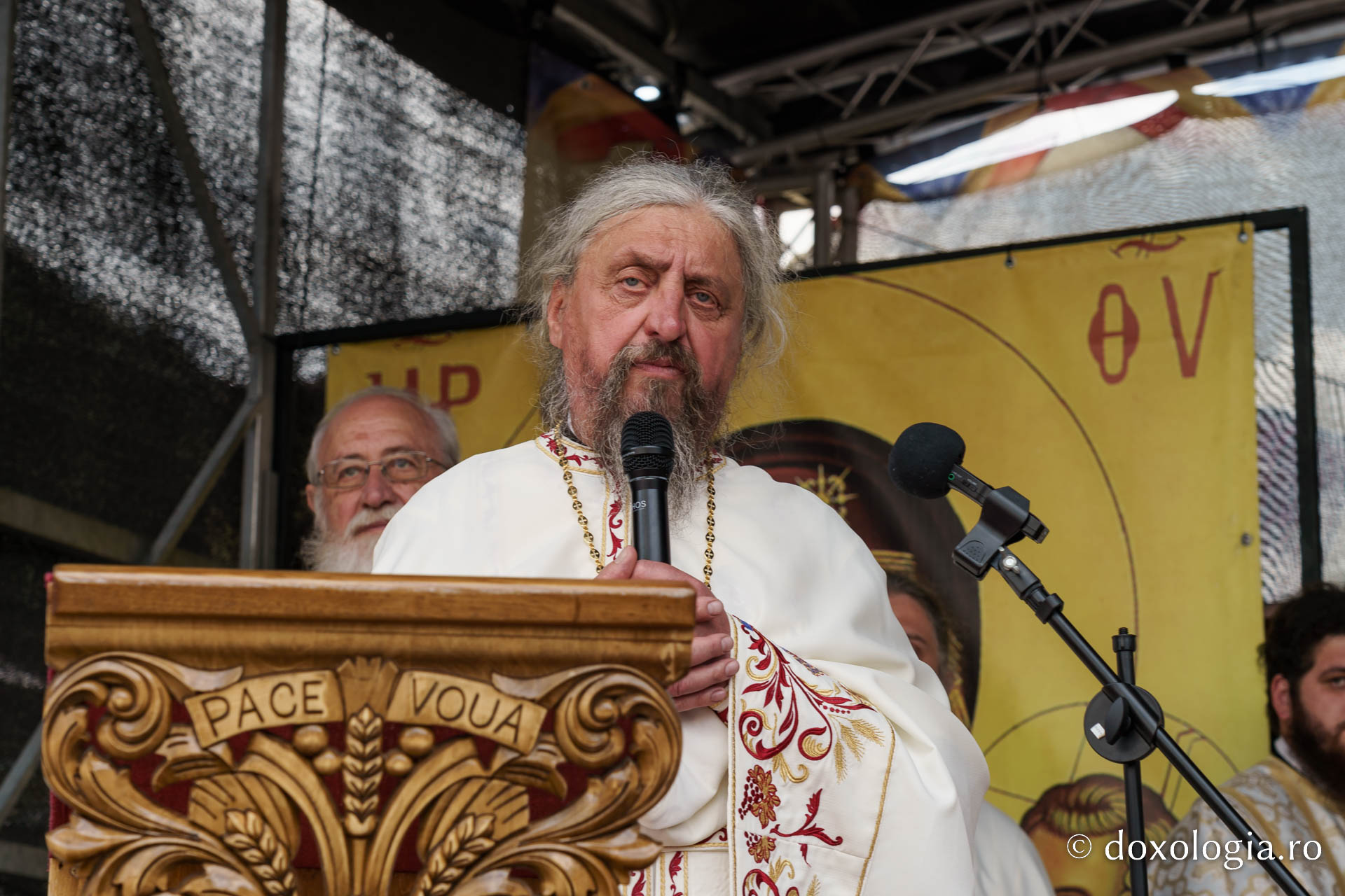 Biserica „Sfântul Ioan Botezătorul” din Piatra Neamț a fost îmbrăcată în veșmânt de har. Trei ierarhi au participat la resfințirea sfântului lăcaș