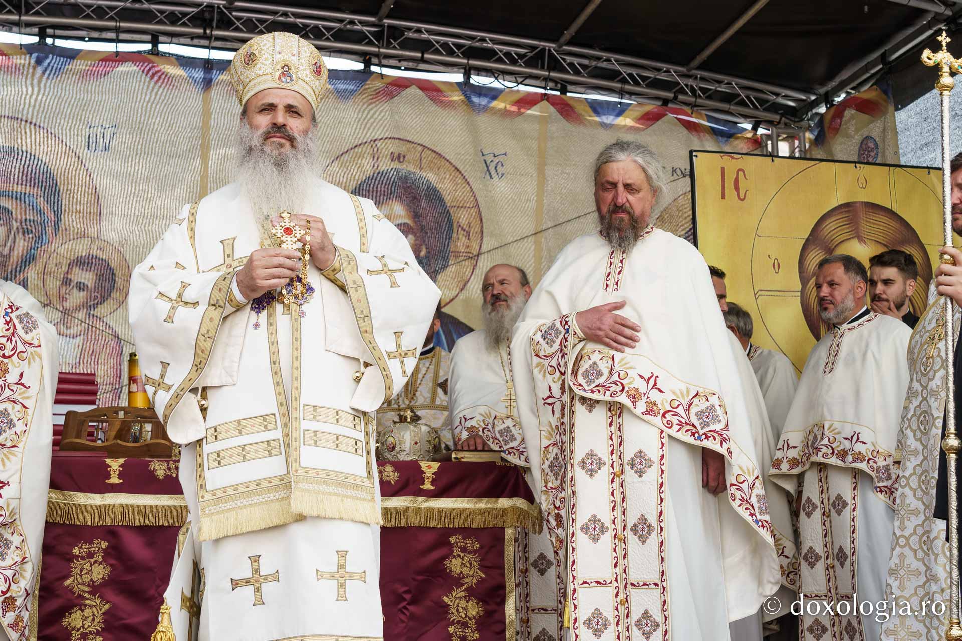Biserica „Sfântul Ioan Botezătorul” din Piatra Neamț a fost îmbrăcată în veșmânt de har. Trei ierarhi au participat la resfințirea sfântului lăcaș