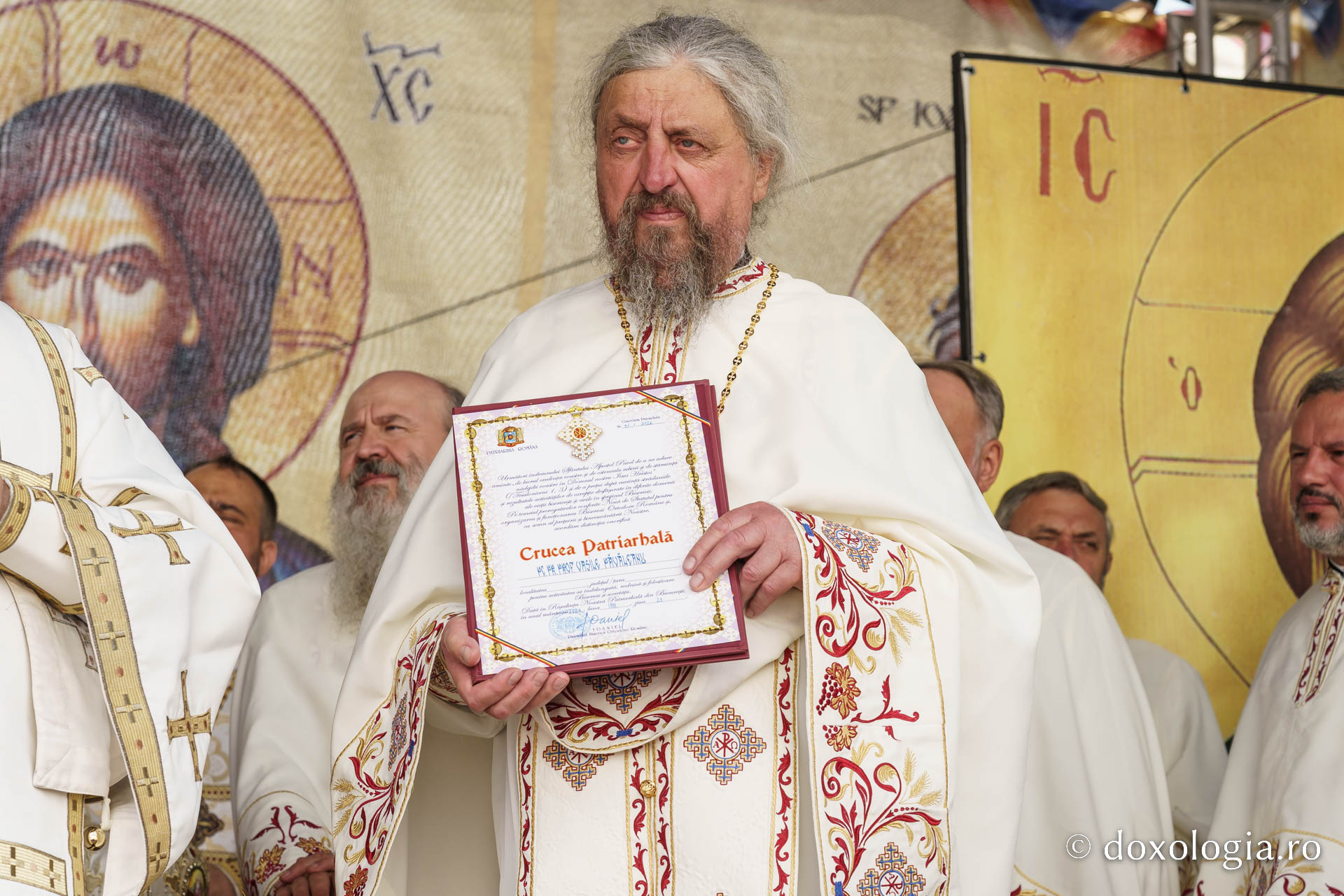 Biserica „Sfântul Ioan Botezătorul” din Piatra Neamț a fost îmbrăcată în veșmânt de har. Trei ierarhi au participat la resfințirea sfântului lăcaș