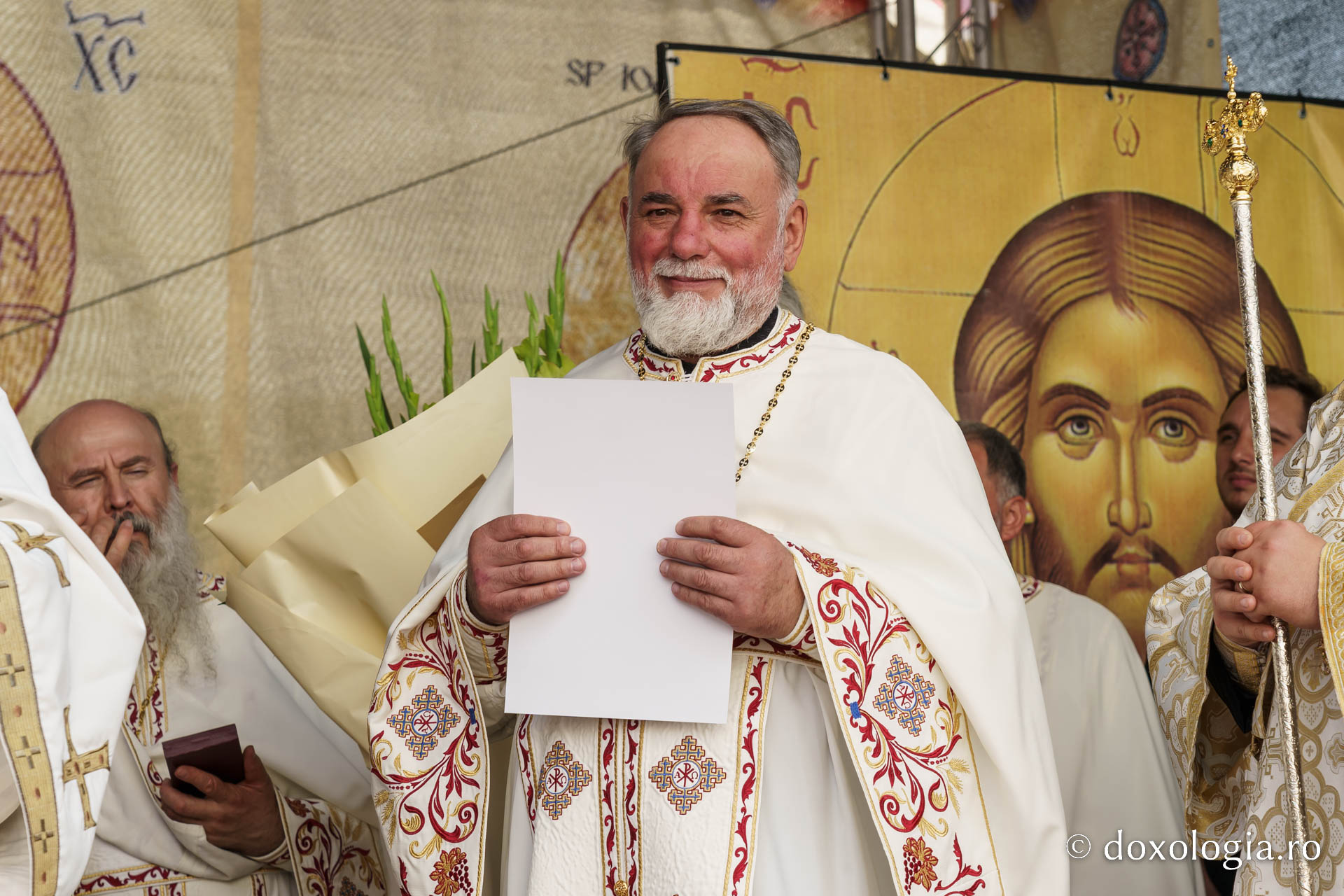 Biserica „Sfântul Ioan Botezătorul” din Piatra Neamț a fost îmbrăcată în veșmânt de har. Trei ierarhi au participat la resfințirea sfântului lăcaș