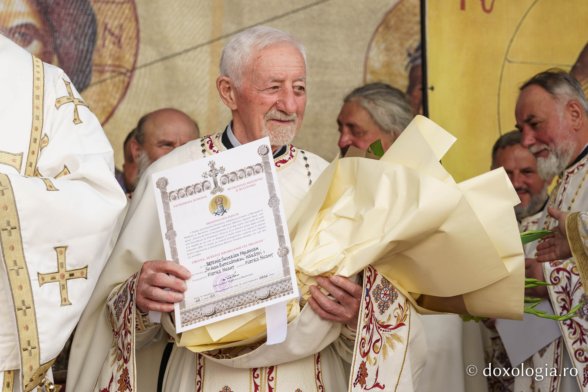Biserica „Sfântul Ioan Botezătorul” din Piatra Neamț a fost îmbrăcată în veșmânt de har. Trei ierarhi au participat la resfințirea sfântului lăcaș