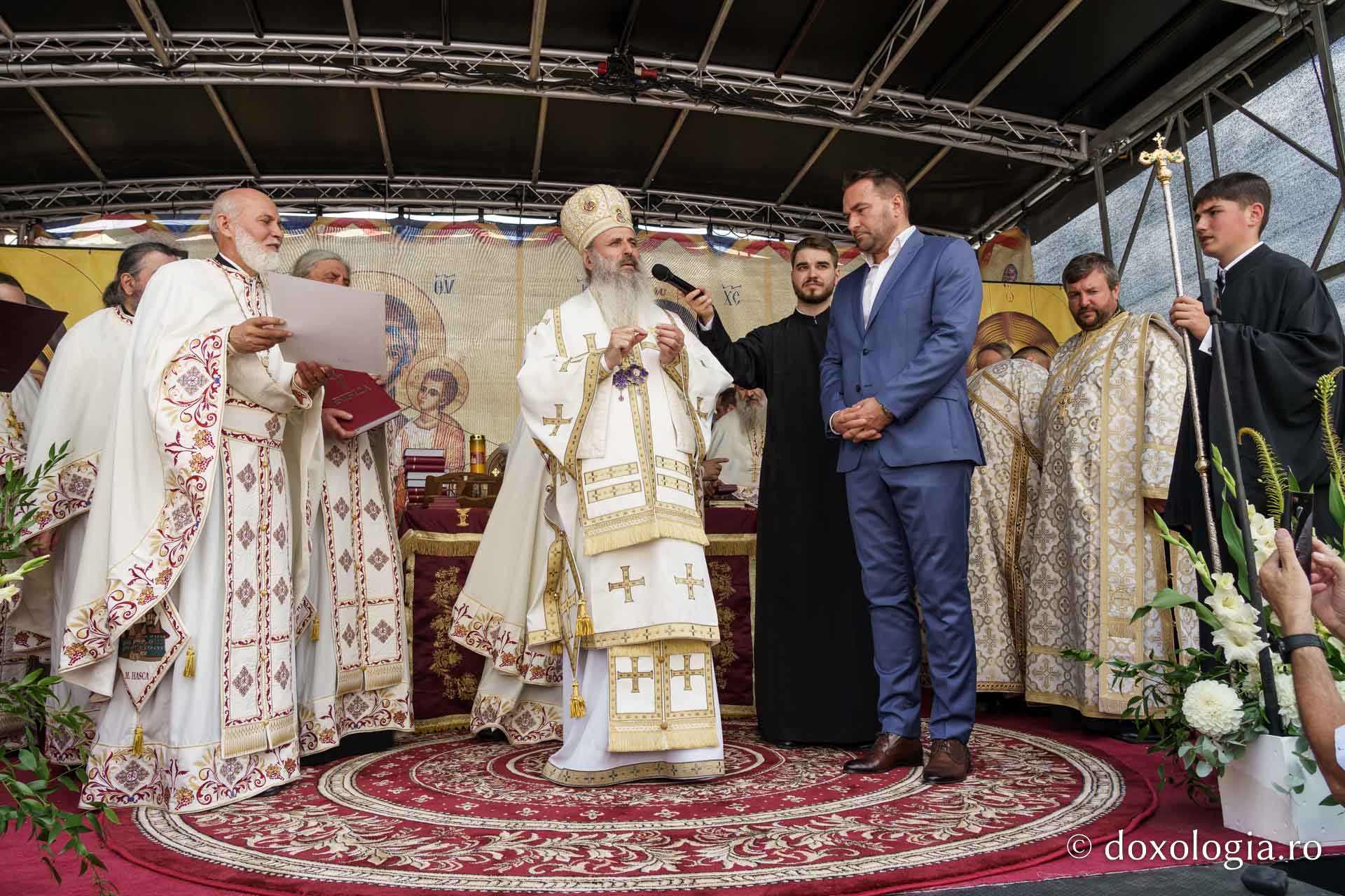 Biserica „Sfântul Ioan Botezătorul” din Piatra Neamț a fost îmbrăcată în veșmânt de har. Trei ierarhi au participat la resfințirea sfântului lăcaș