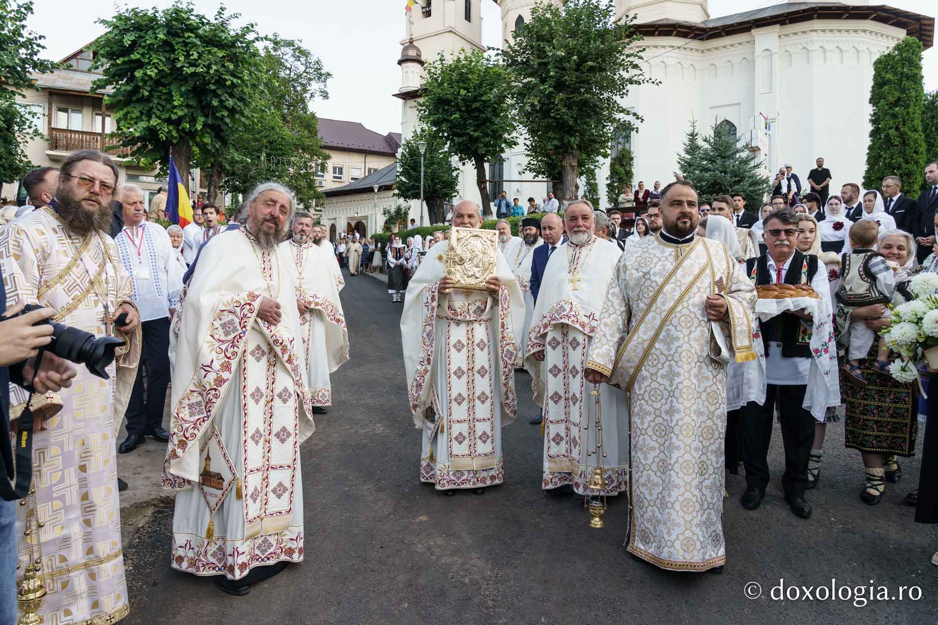 Biserica „Sfântul Ioan Botezătorul” din Piatra Neamț a fost îmbrăcată în veșmânt de har. Trei ierarhi au participat la resfințirea sfântului lăcaș
