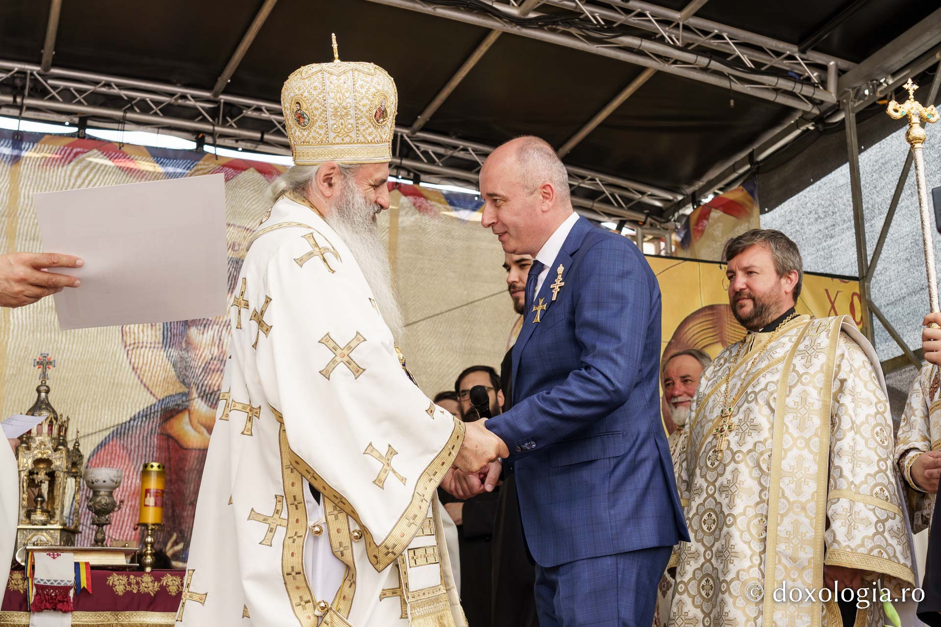 Biserica „Sfântul Ioan Botezătorul” din Piatra Neamț a fost îmbrăcată în veșmânt de har. Trei ierarhi au participat la resfințirea sfântului lăcaș