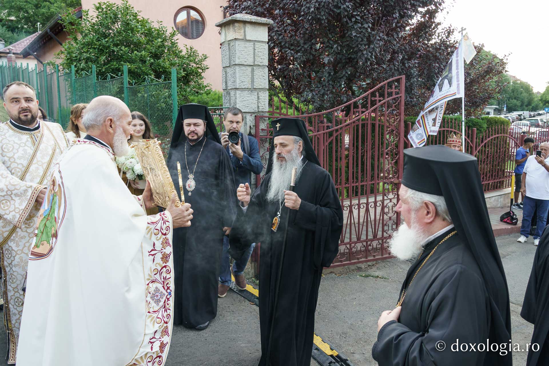 Biserica „Sfântul Ioan Botezătorul” din Piatra Neamț a fost îmbrăcată în veșmânt de har. Trei ierarhi au participat la resfințirea sfântului lăcaș