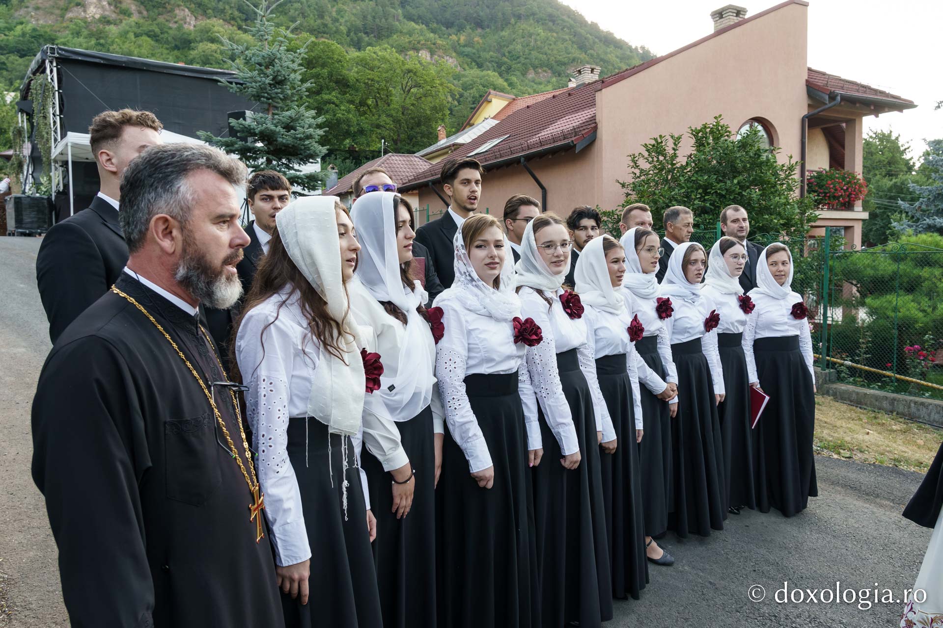 Biserica „Sfântul Ioan Botezătorul” din Piatra Neamț a fost îmbrăcată în veșmânt de har. Trei ierarhi au participat la resfințirea sfântului lăcaș
