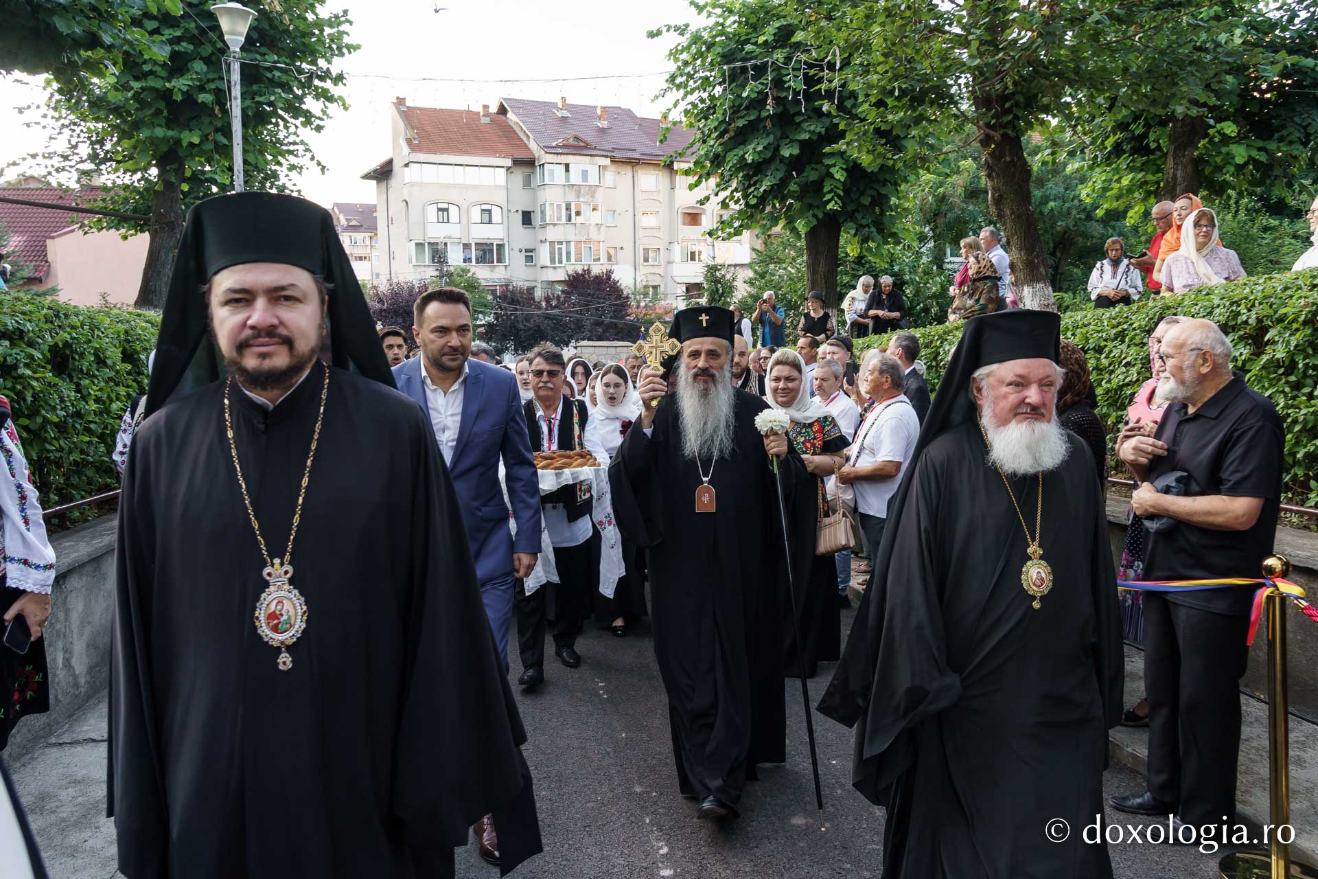 Biserica „Sfântul Ioan Botezătorul” din Piatra Neamț a fost îmbrăcată în veșmânt de har. Trei ierarhi au participat la resfințirea sfântului lăcaș