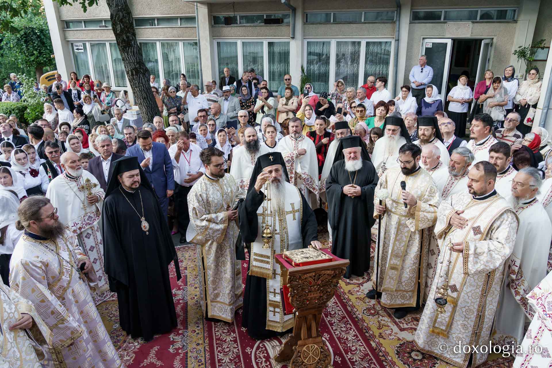Biserica „Sfântul Ioan Botezătorul” din Piatra Neamț a fost îmbrăcată în veșmânt de har. Trei ierarhi au participat la resfințirea sfântului lăcaș