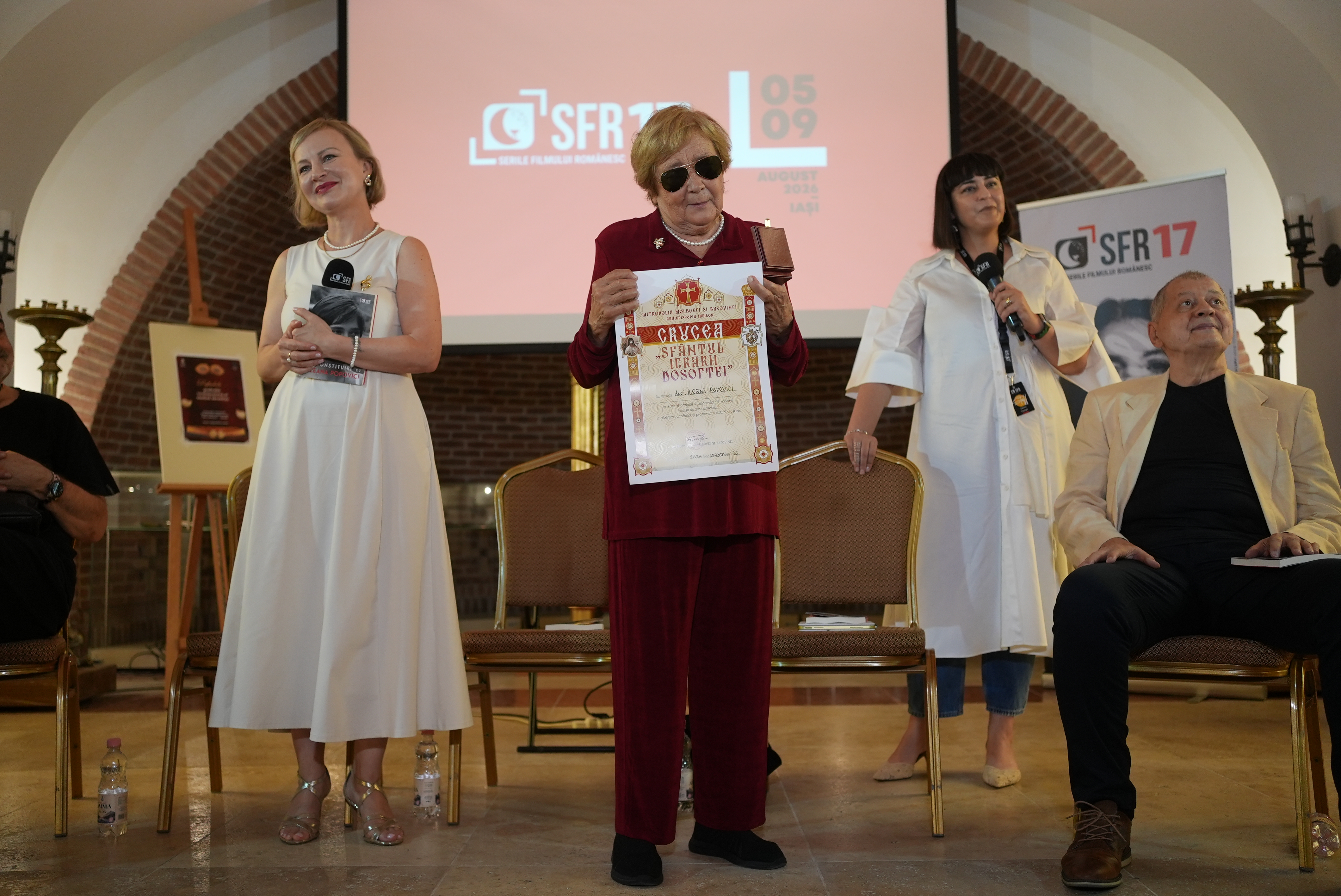 Lansarea noii ediții a volumului „Reconstituiri cu Ileana Popovici” și acordarea distincției „Crucea Sfântul Ierarh Dosoftei”, la Ansamblul Mitropolitan din Iași