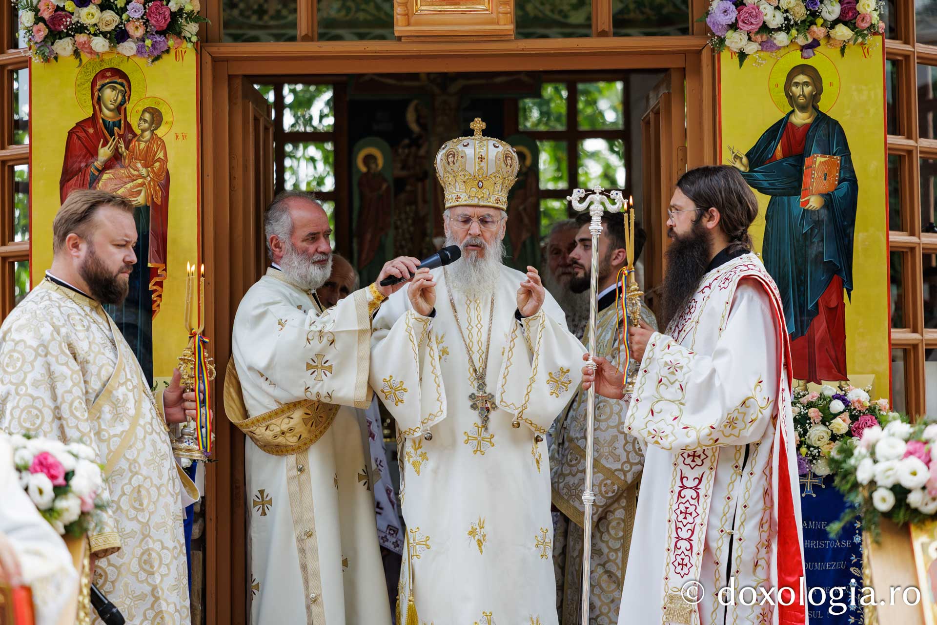 Înaltpreasfințitul Serafim a slujit la hramul Mănăstirii Sihla, de sărbătoarea Sfintei Teodora