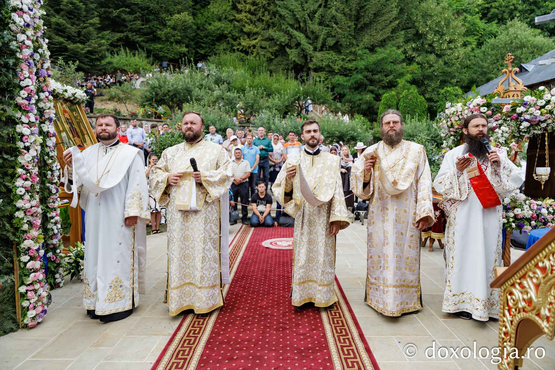 Înaltpreasfințitul Serafim a slujit la hramul Mănăstirii Sihla, de sărbătoarea Sfintei Teodora
