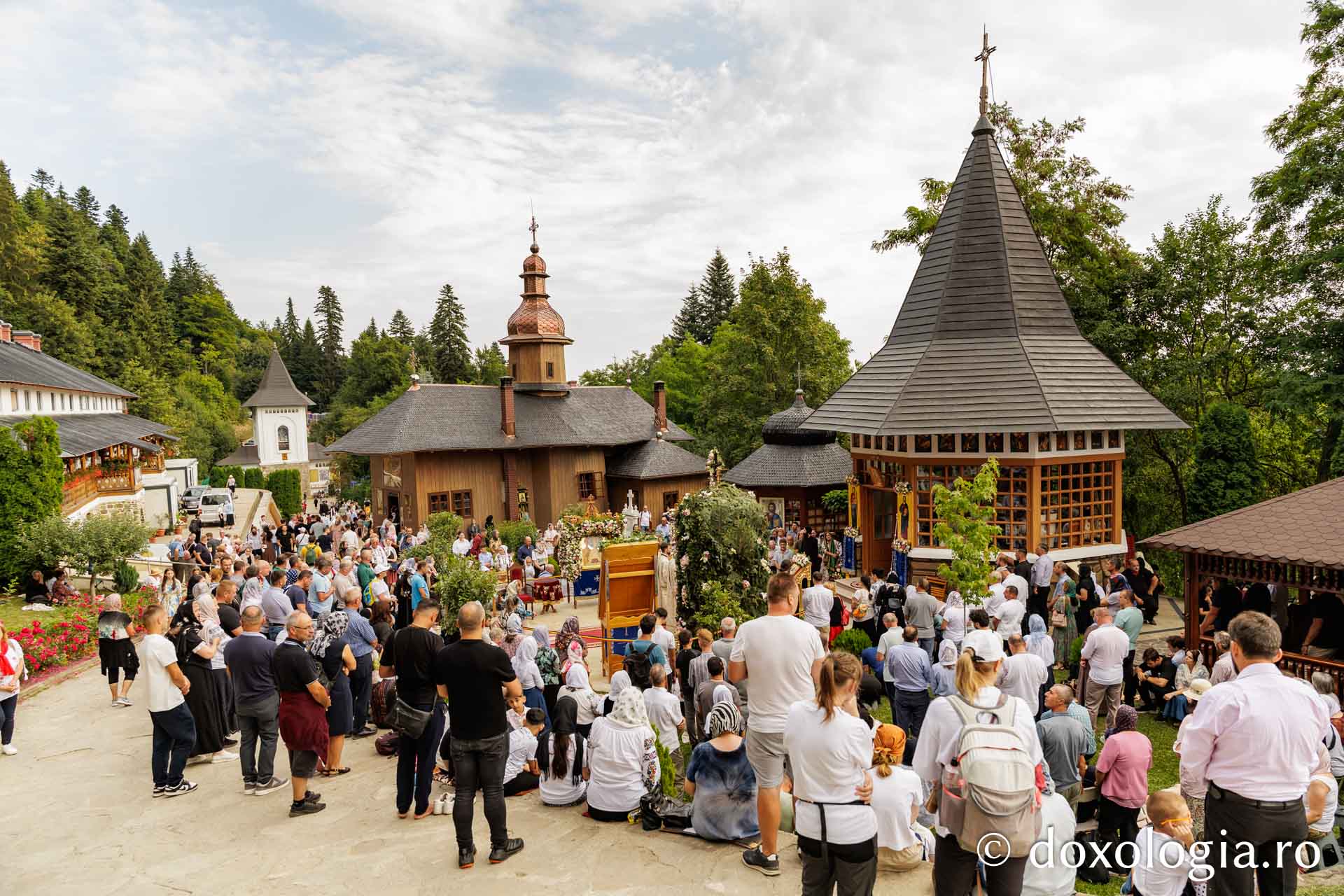 Înaltpreasfințitul Serafim a slujit la hramul Mănăstirii Sihla, de sărbătoarea Sfintei Teodora