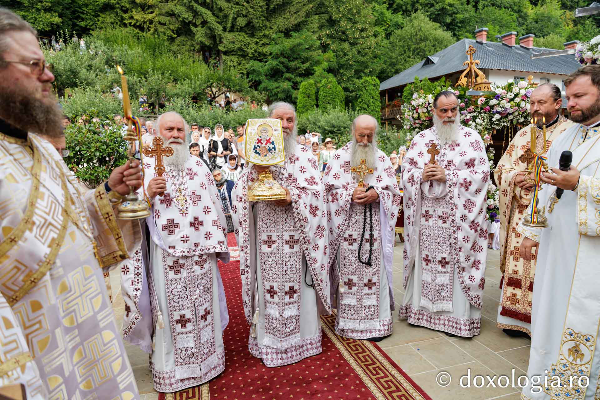 Înaltpreasfințitul Serafim a slujit la hramul Mănăstirii Sihla, de sărbătoarea Sfintei Teodora