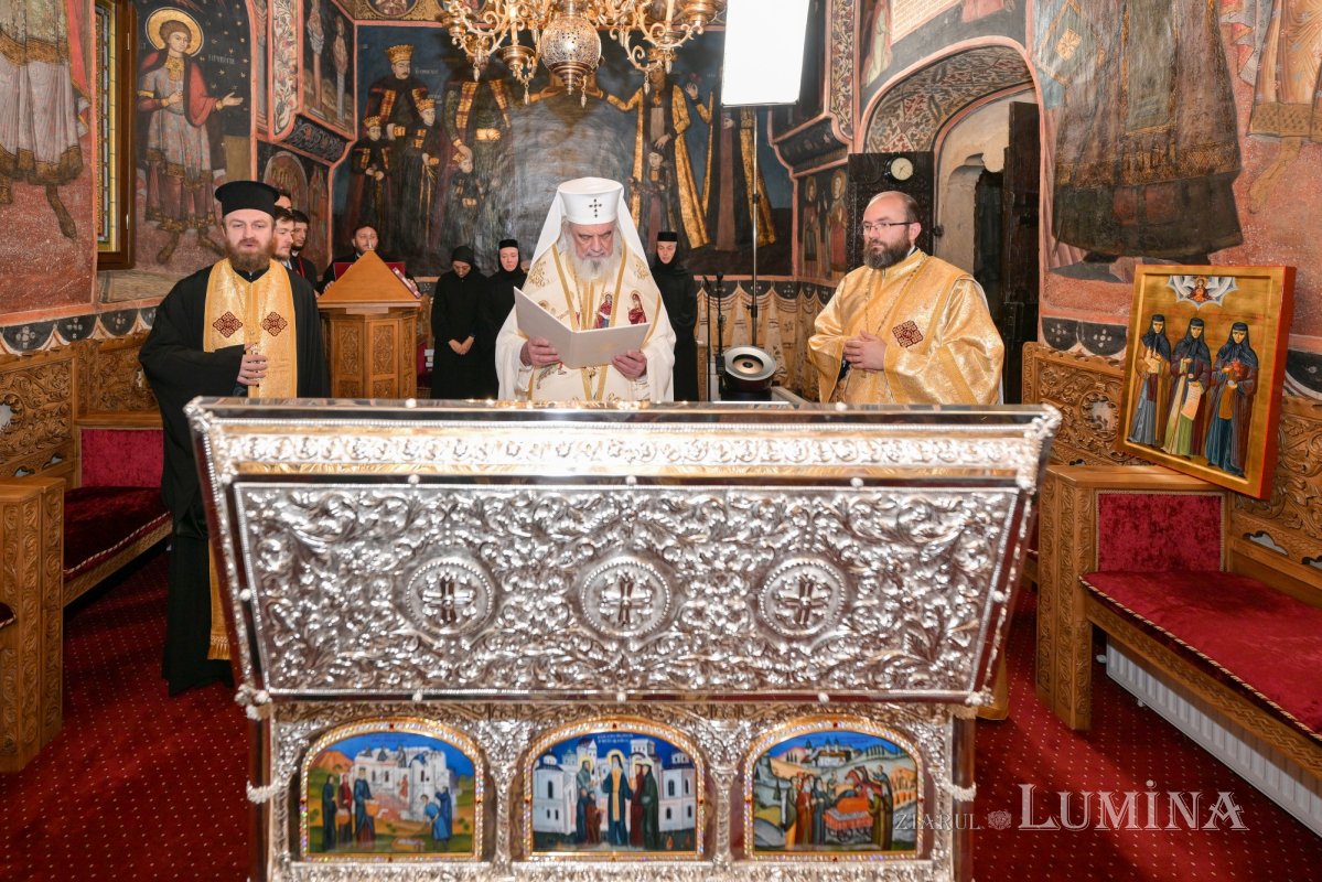 Patriarhul Daniel a sfințit racla Sfintelor Cuvioase Olimpiada, Nazaria și Elisabeta de la Văratec