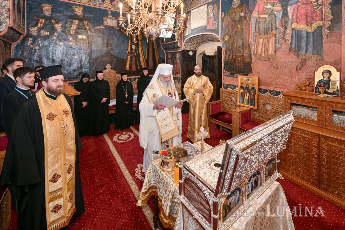 Patriarhul Daniel a sfințit racla Sfintelor Cuvioase Olimpiada, Nazaria și Elisabeta de la Văratec