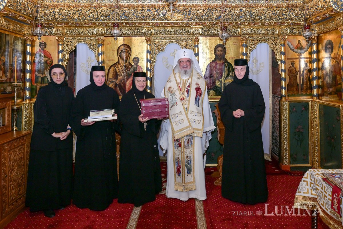 Patriarhul Daniel a sfințit racla Sfintelor Cuvioase Olimpiada, Nazaria și Elisabeta de la Văratec