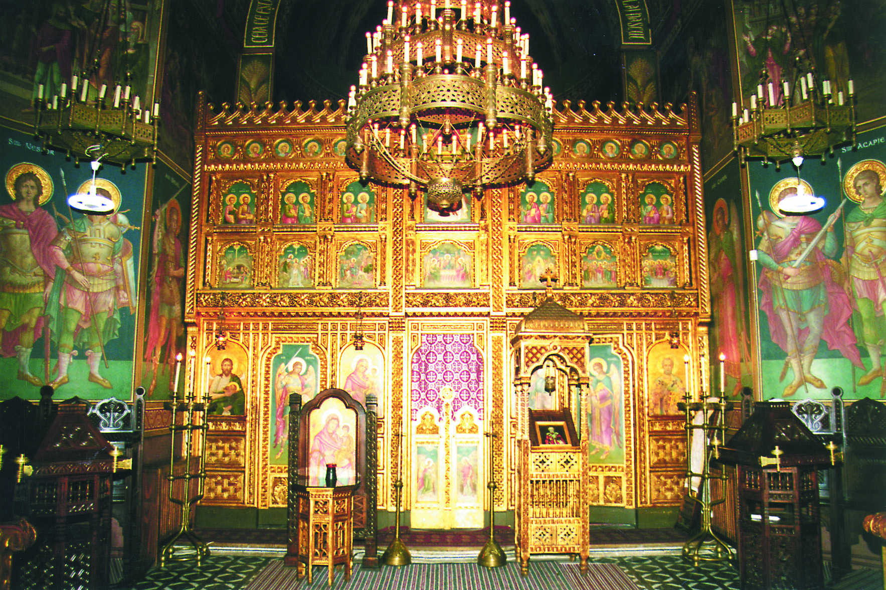 Fotografie - Catapeteasma Bisericii „Sfântul Nicolae Domnesc” (Iași)
	Mobilierul bisericii, inclusiv catapeteasma, este lucrat în lemn poleit cu aur și provine de la ultima restaurare generală a bisericii dintre anii 1888-1904 (sub îndrumarea arhitectului francez Lecomte du Nouy). Fotografie - Catapeteasma Bisericii „Sfântul Nicolae Domnesc” (Iași)
	Mobilierul bisericii, inclusiv catapeteasma, este lucrat în lemn poleit cu aur și provine de la ultima restaurare generală a bisericii dintre anii 1888-1904 (sub îndrumarea arhitectului francez Lecomte du Nouy).